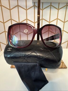 CHANEL
Red Acetate Frame CC Logo Sunglasses-5183